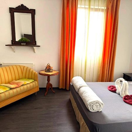 Guest House Misha Petrevene Bagian luar foto