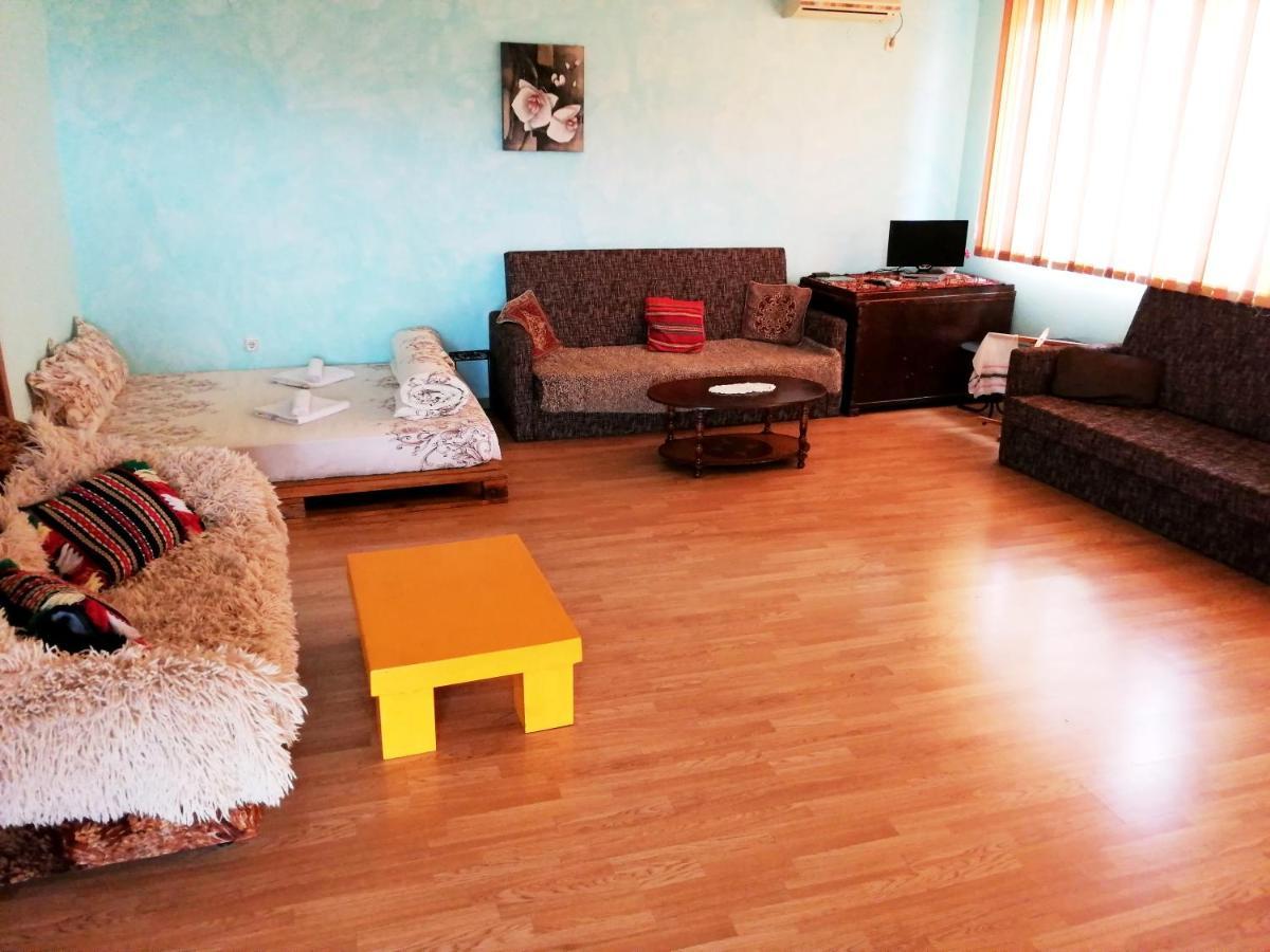 Guest House Misha Petrevene Bagian luar foto