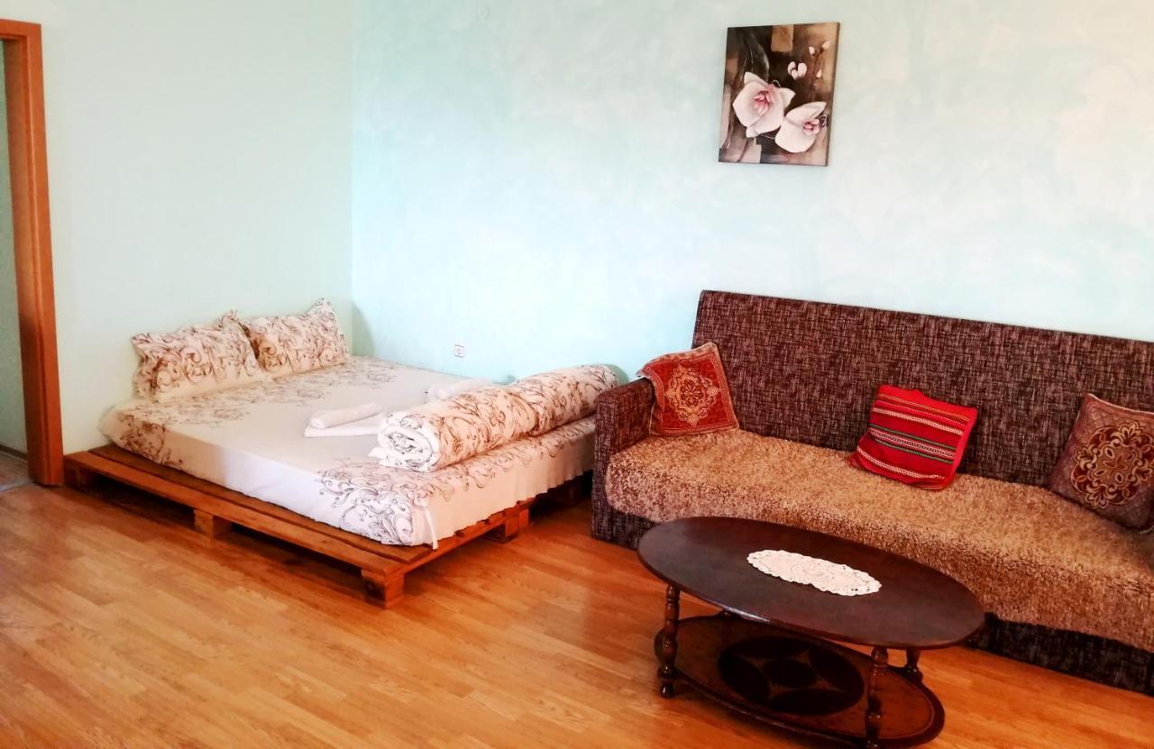 Guest House Misha Petrevene Bagian luar foto