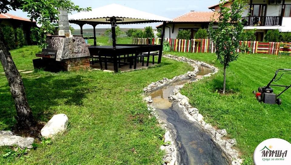 Guest House Misha Petrevene Bagian luar foto