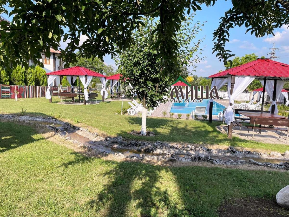 Guest House Misha Petrevene Bagian luar foto