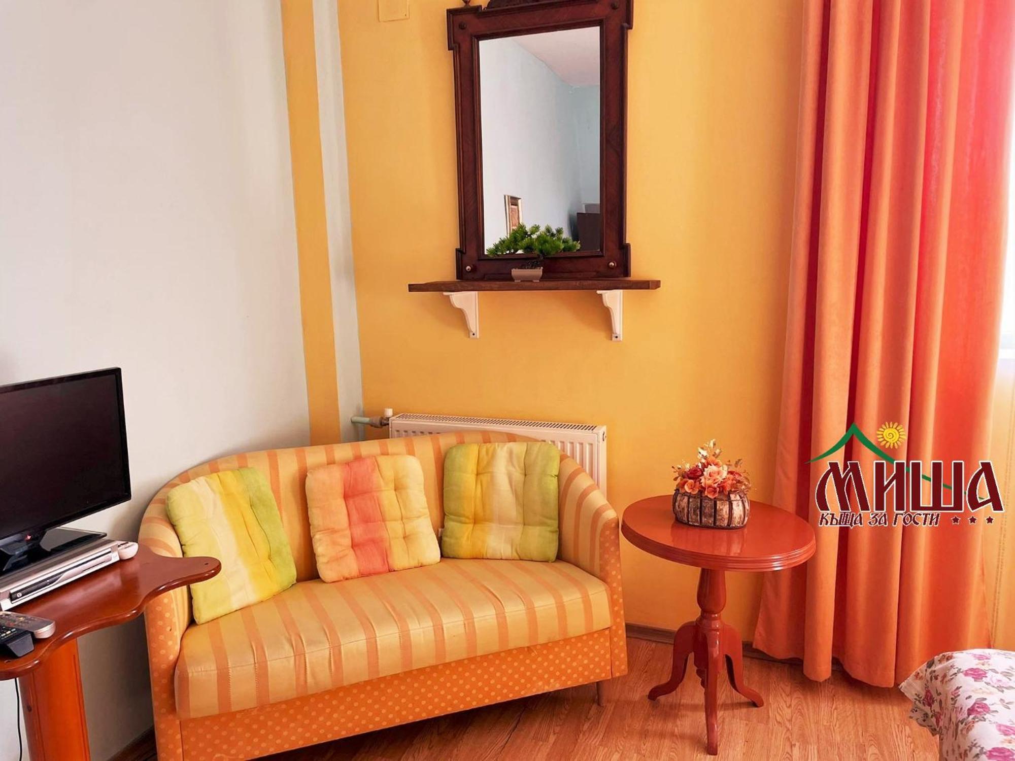 Guest House Misha Petrevene Bagian luar foto