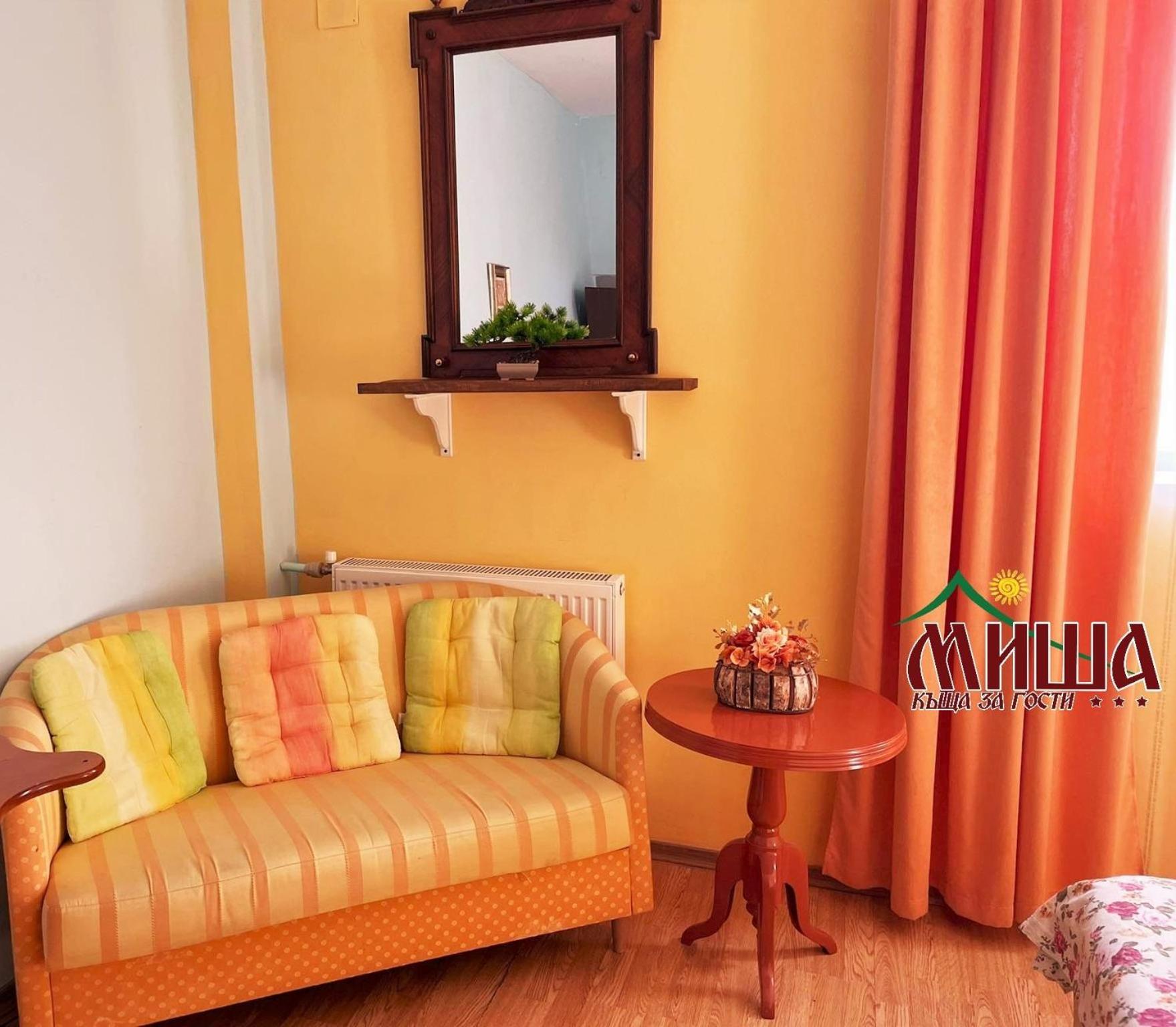 Guest House Misha Petrevene Bagian luar foto