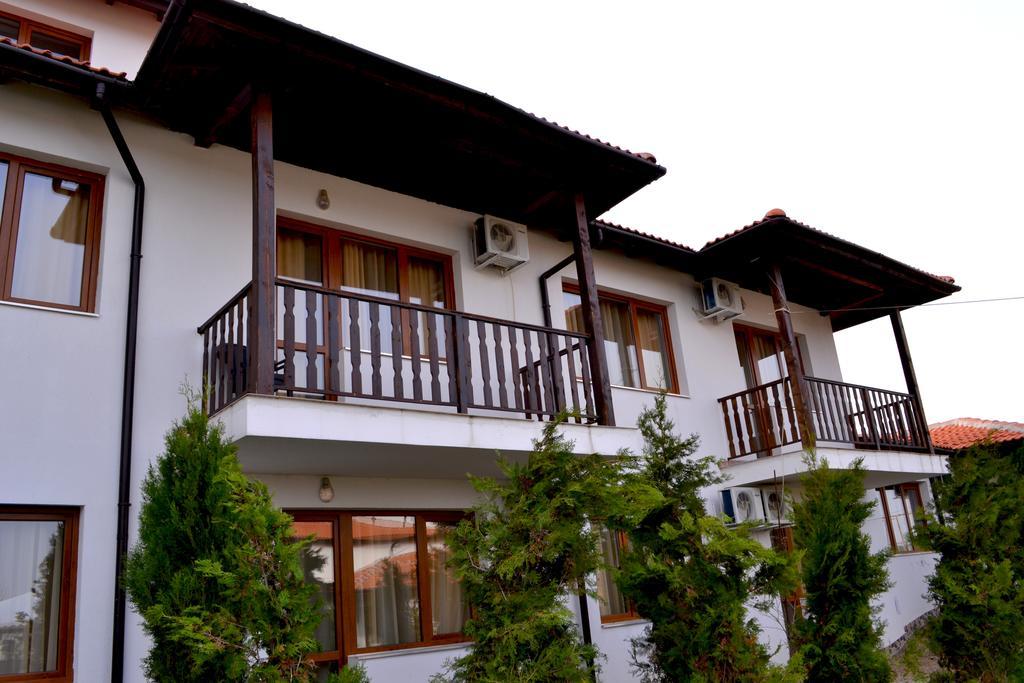 Guest House Misha Petrevene Bagian luar foto