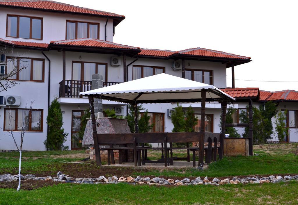Guest House Misha Petrevene Bagian luar foto