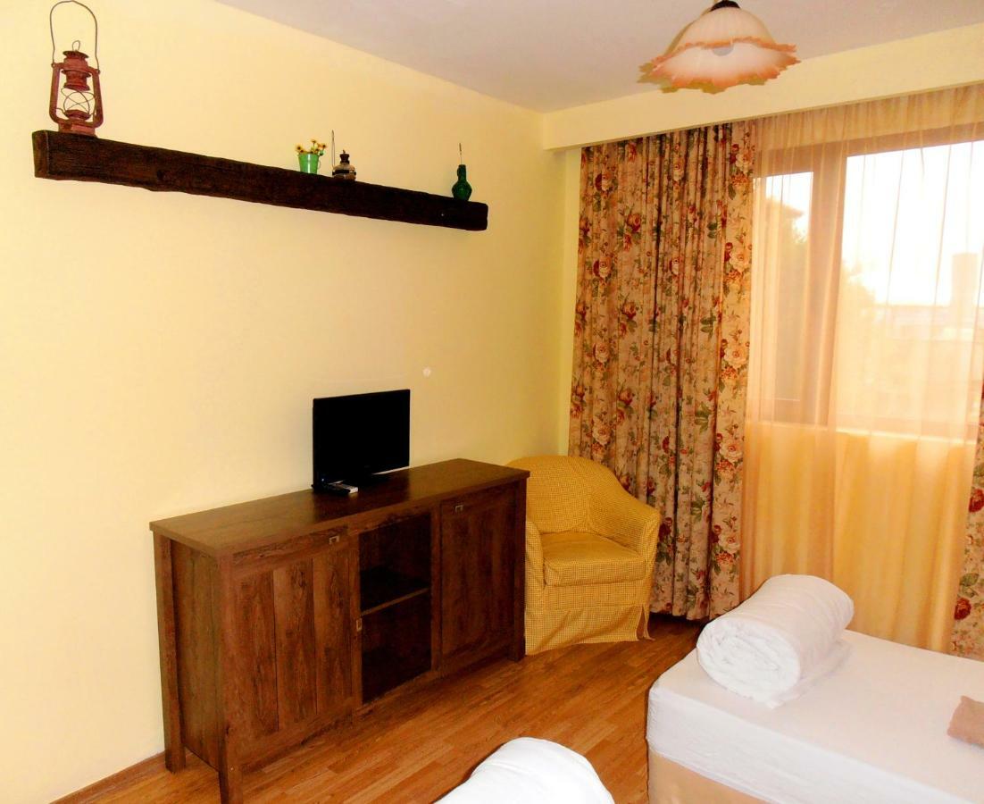 Guest House Misha Petrevene Bagian luar foto