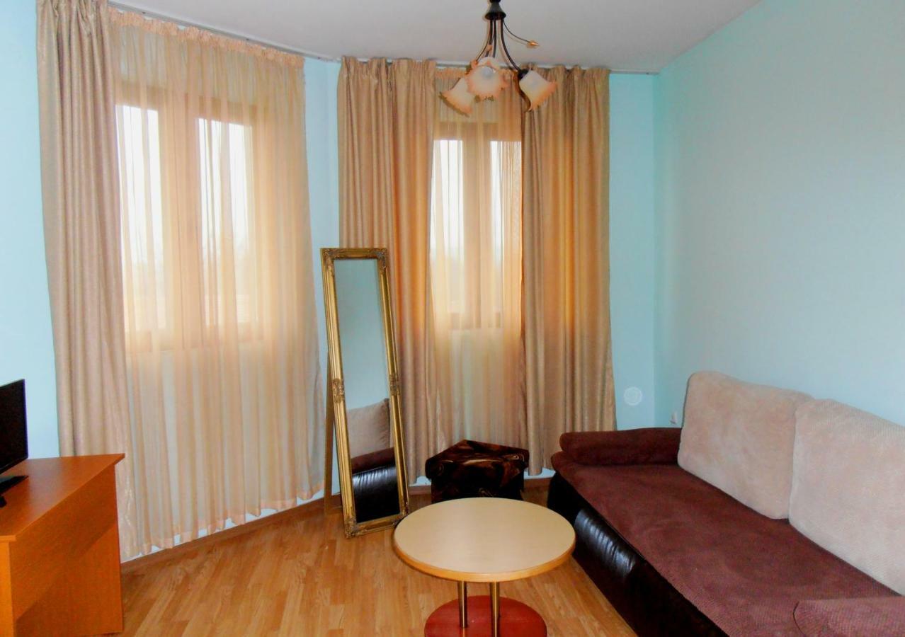 Guest House Misha Petrevene Bagian luar foto