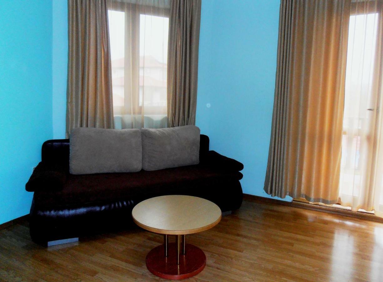 Guest House Misha Petrevene Bagian luar foto