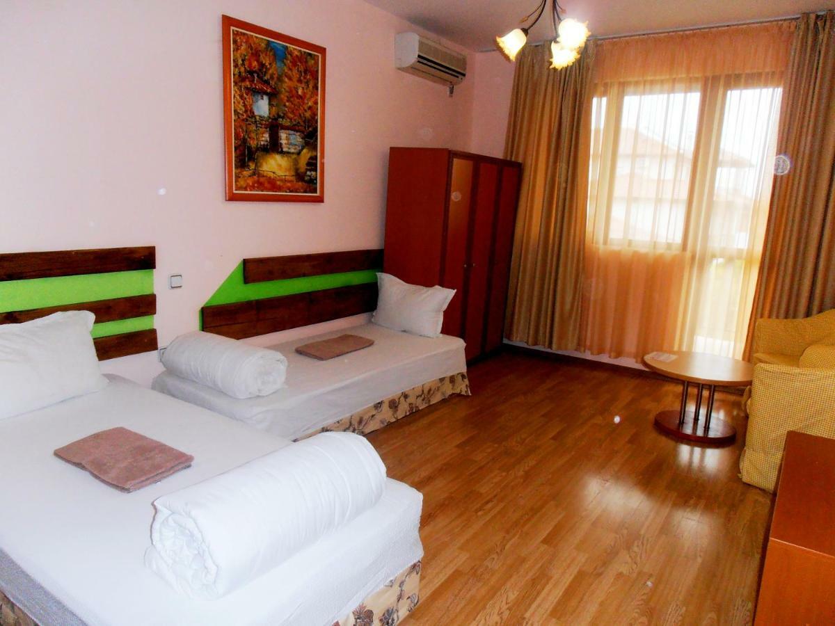 Guest House Misha Petrevene Bagian luar foto