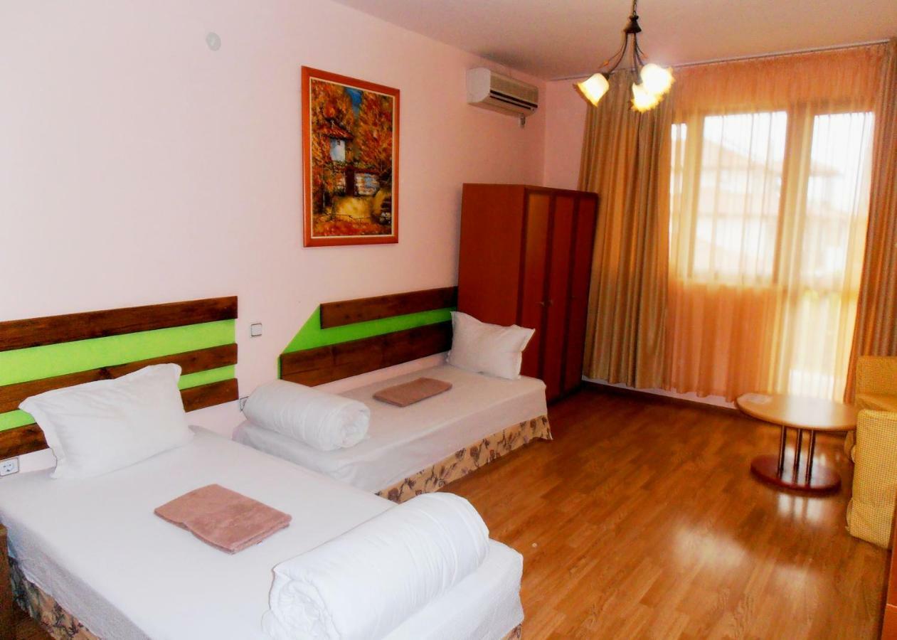 Guest House Misha Petrevene Bagian luar foto