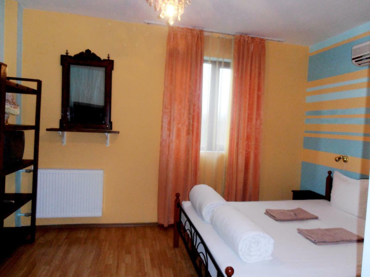 Guest House Misha Petrevene Bagian luar foto