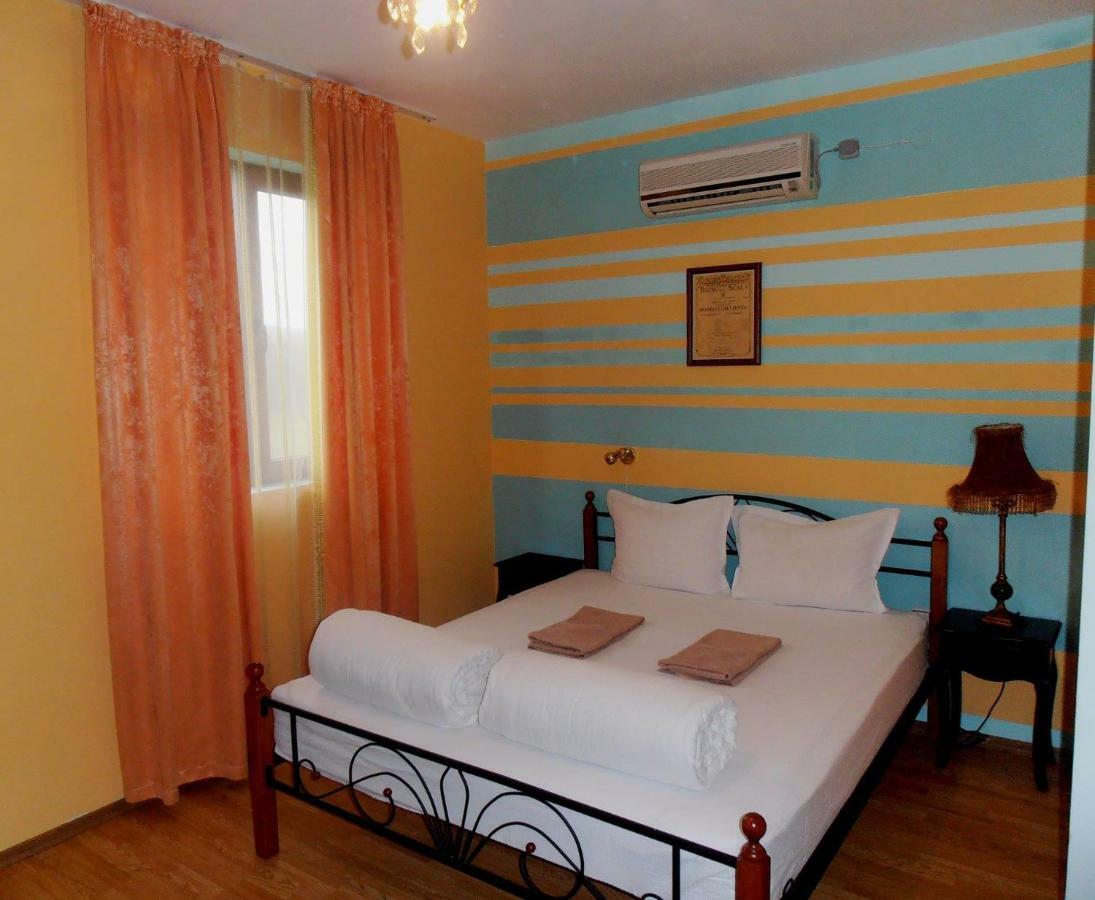 Guest House Misha Petrevene Bagian luar foto