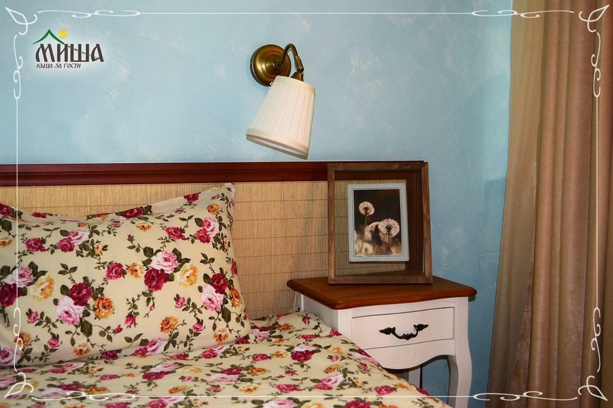 Guest House Misha Petrevene Bagian luar foto