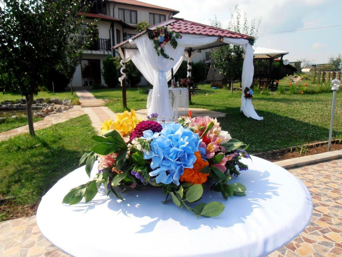 Guest House Misha Petrevene Bagian luar foto