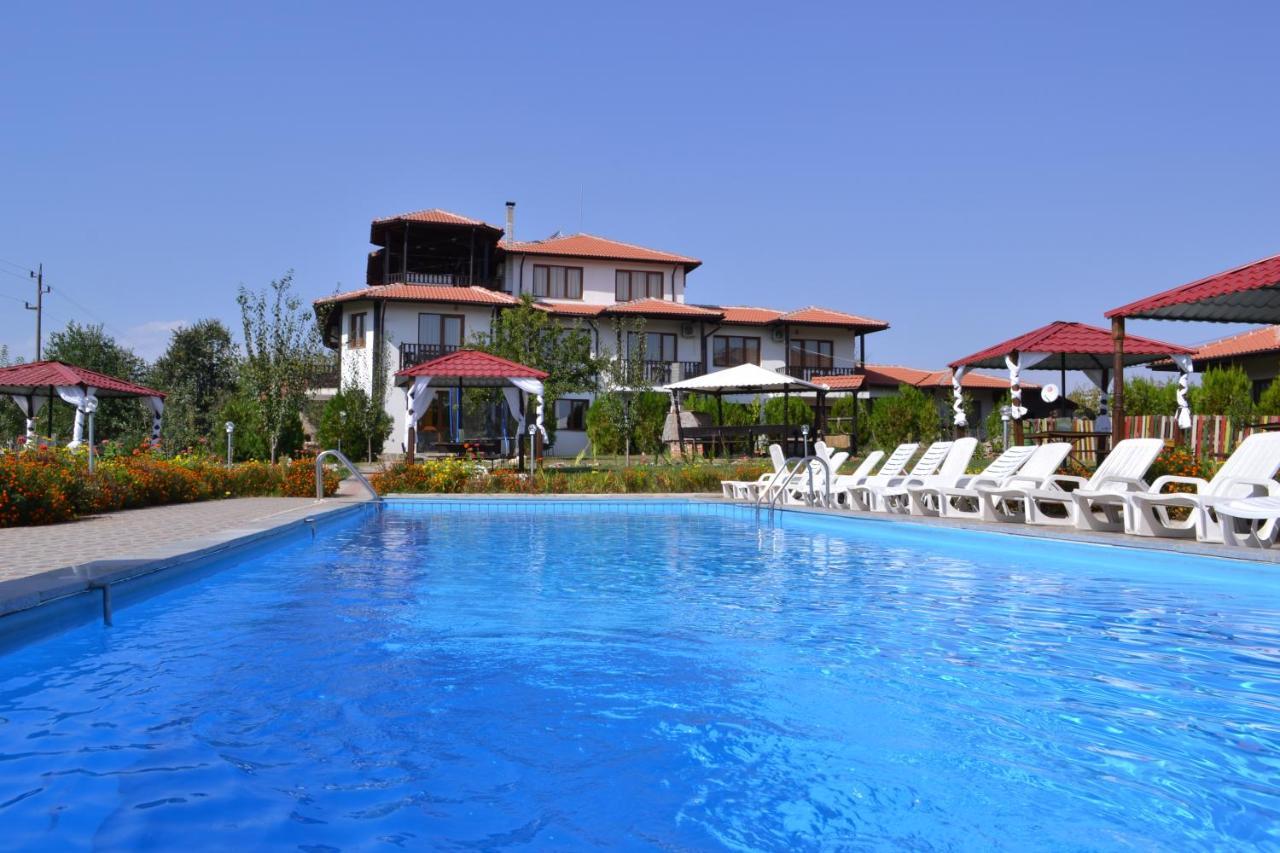 Guest House Misha Petrevene Bagian luar foto